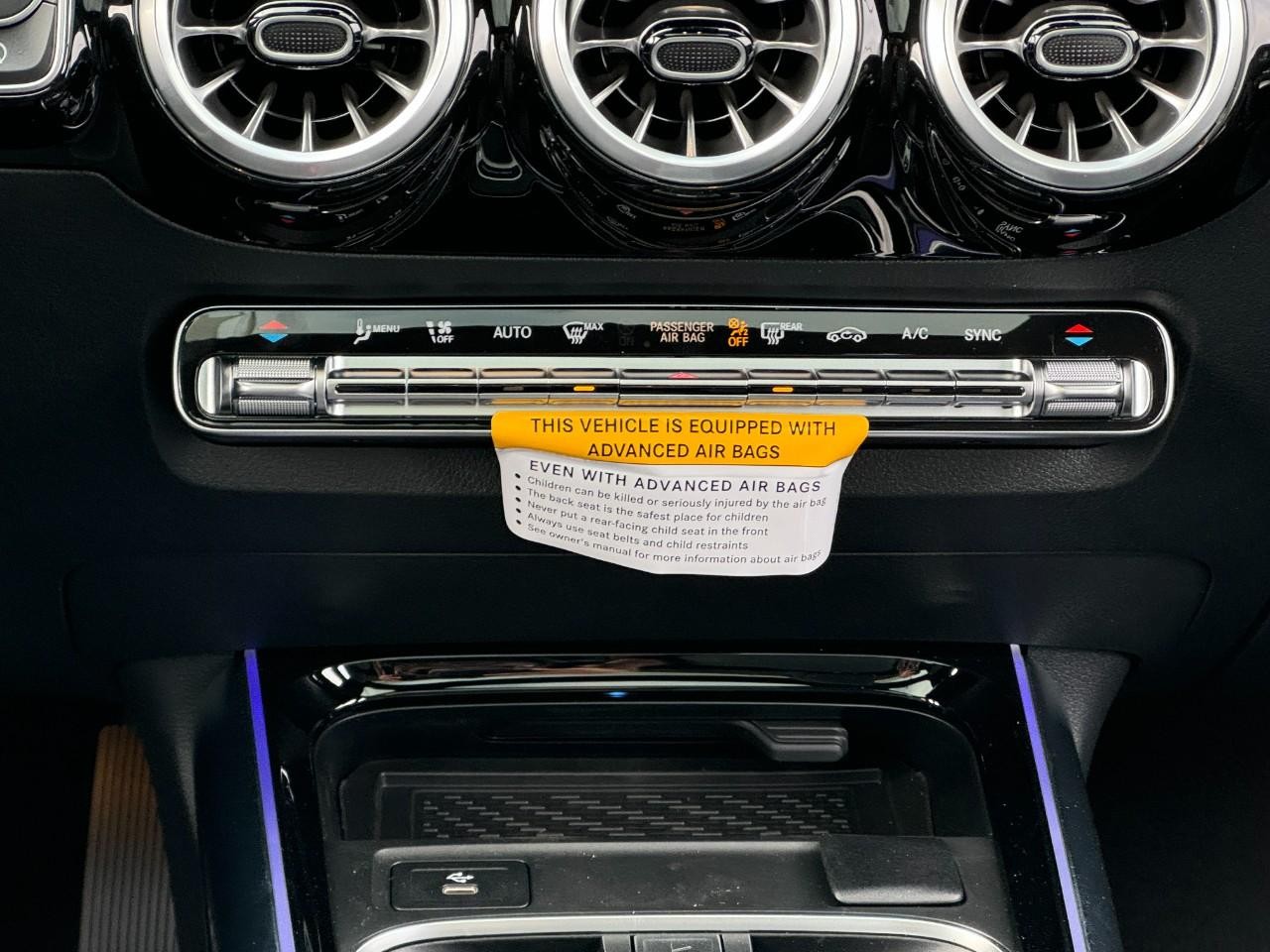 Mercedes-Benz GLA Vehicle Full-screen Gallery Image 19