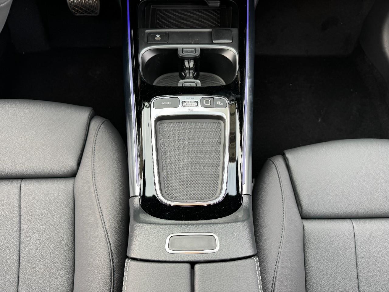 Mercedes-Benz GLA Vehicle Full-screen Gallery Image 20