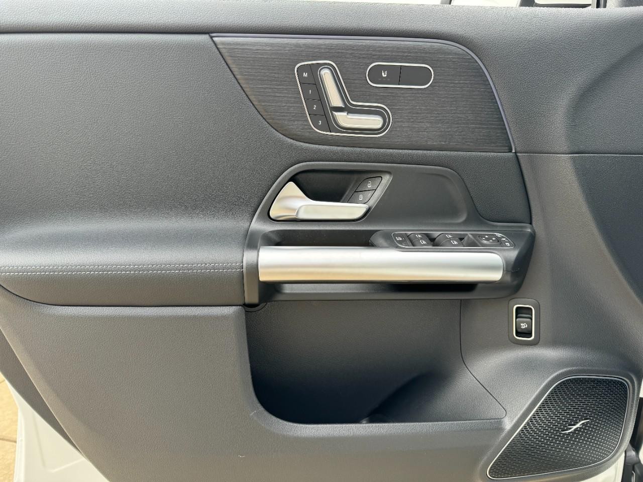 Mercedes-Benz GLA Vehicle Full-screen Gallery Image 21