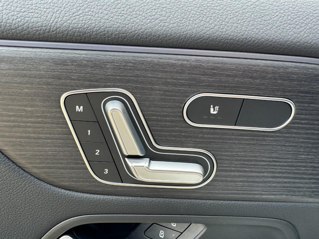 Mercedes-Benz GLA Vehicle Full-screen Gallery Image 22