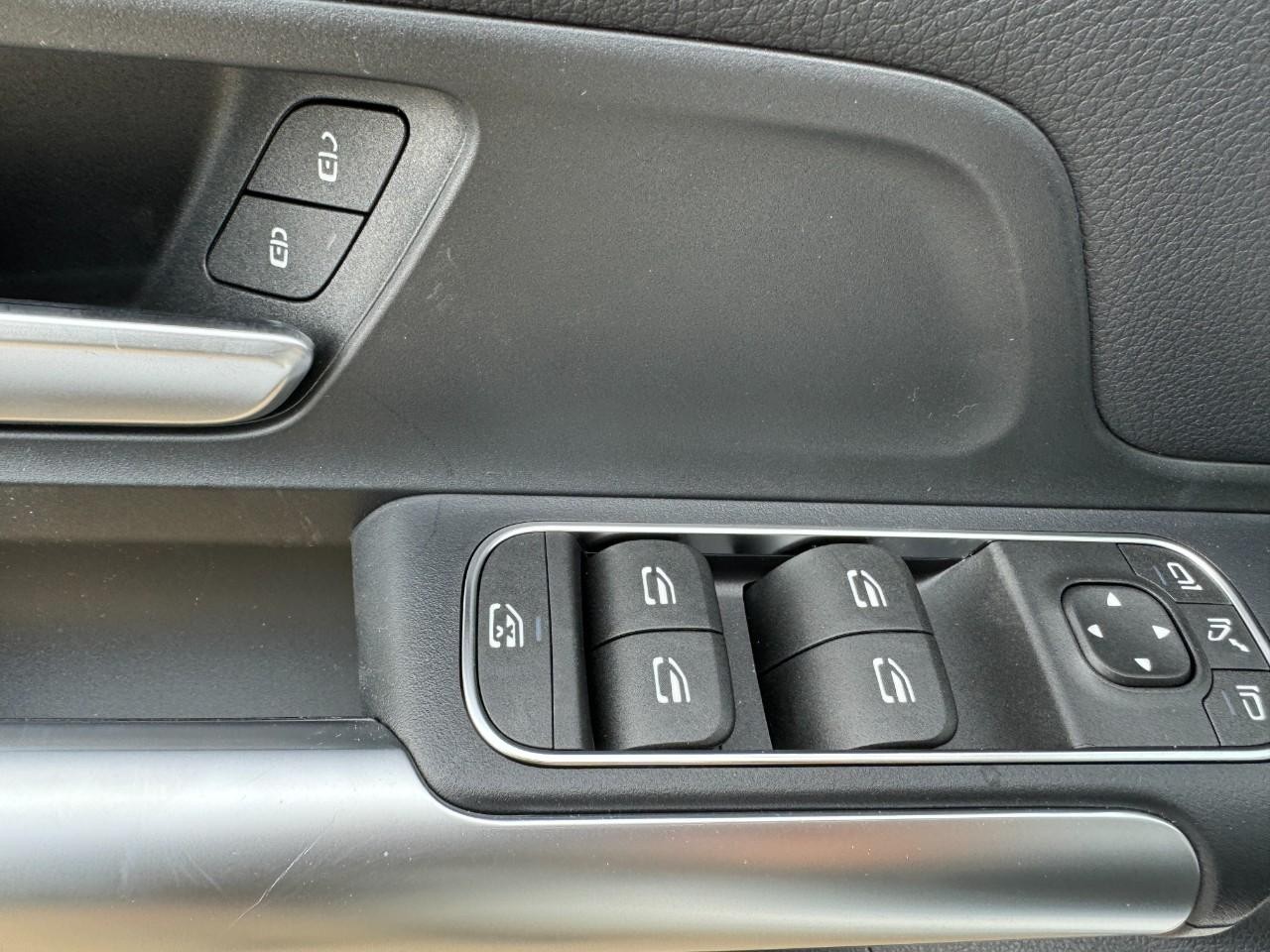 Mercedes-Benz GLA Vehicle Full-screen Gallery Image 23