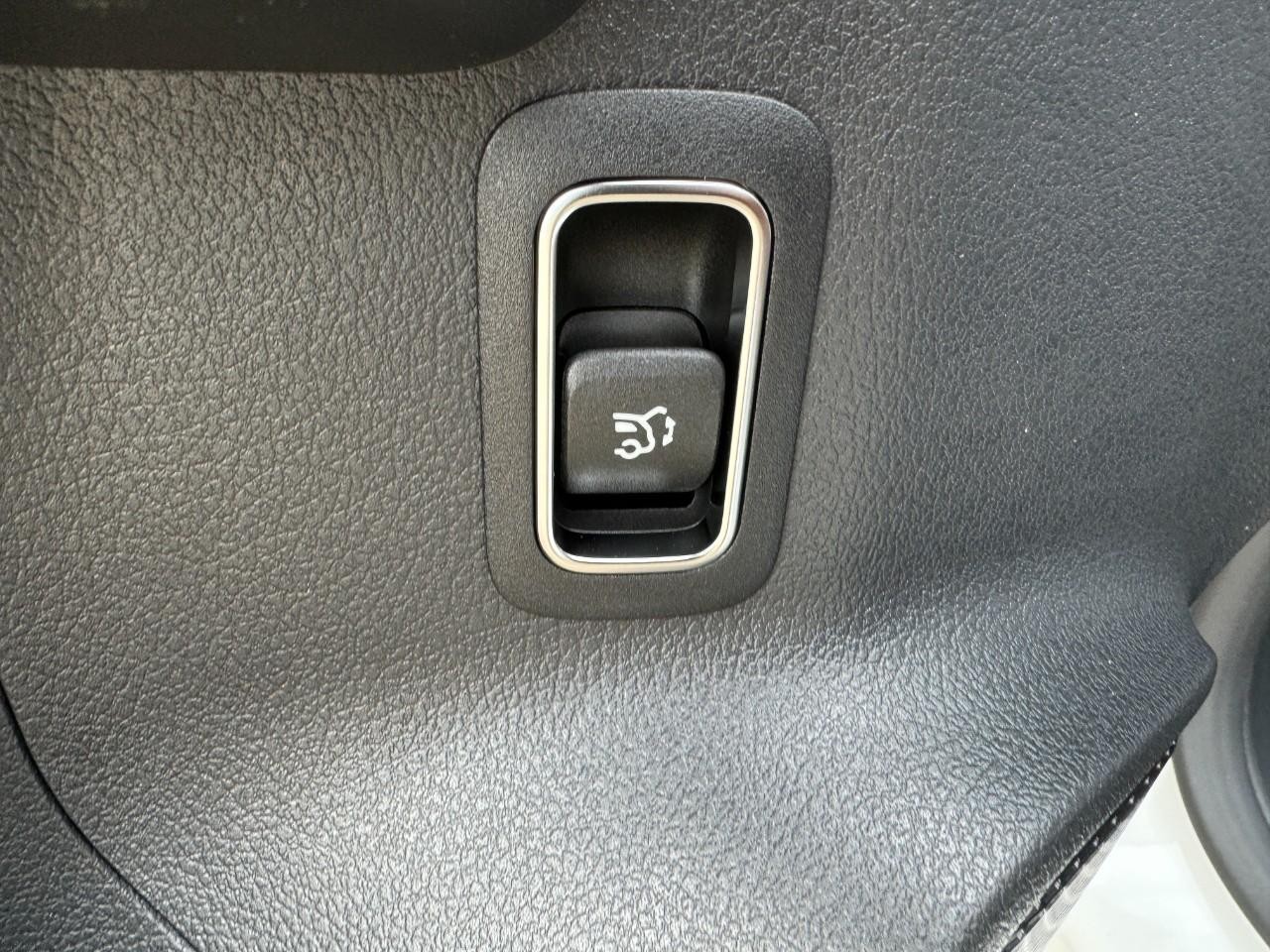 Mercedes-Benz GLA Vehicle Full-screen Gallery Image 24