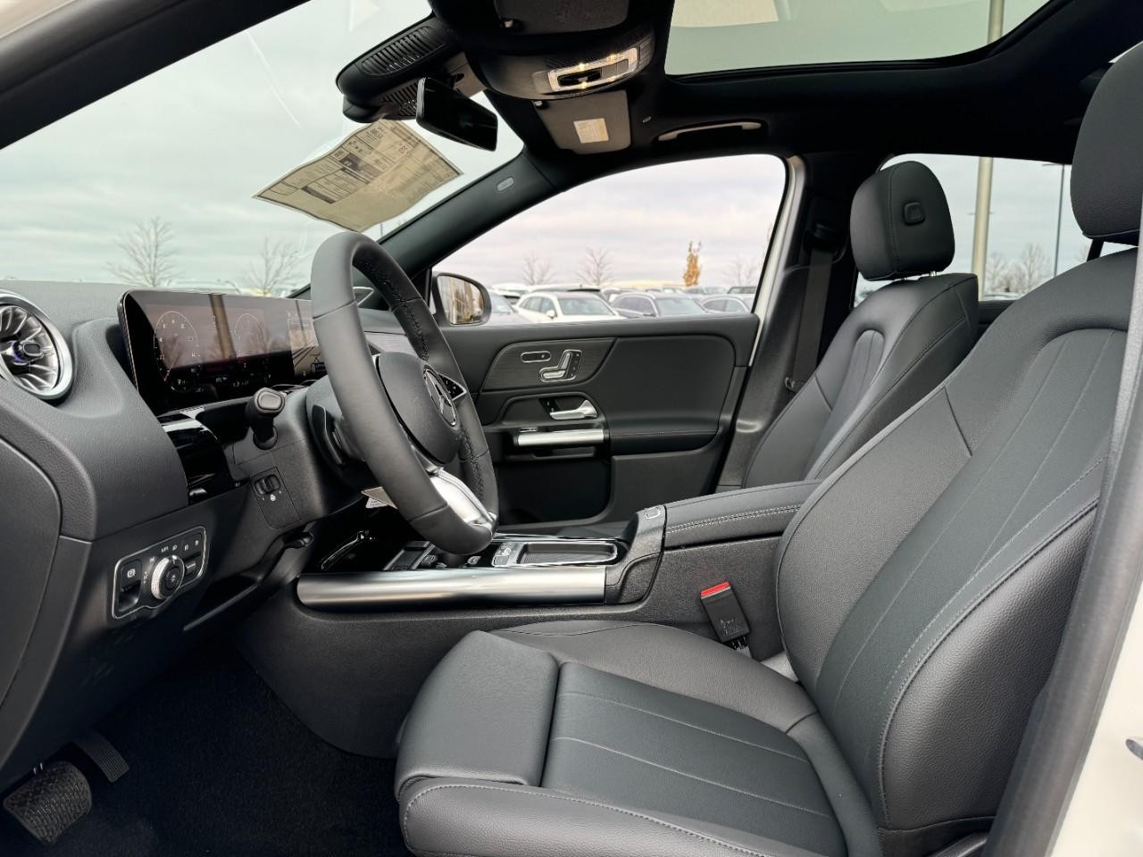 Mercedes-Benz GLA Vehicle Full-screen Gallery Image 25