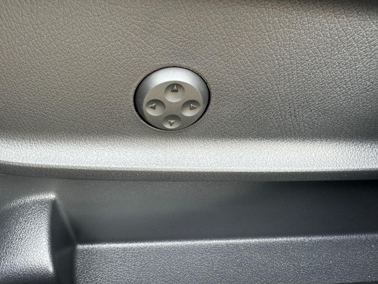 Mercedes-Benz GLA Vehicle Full-screen Gallery Image 26