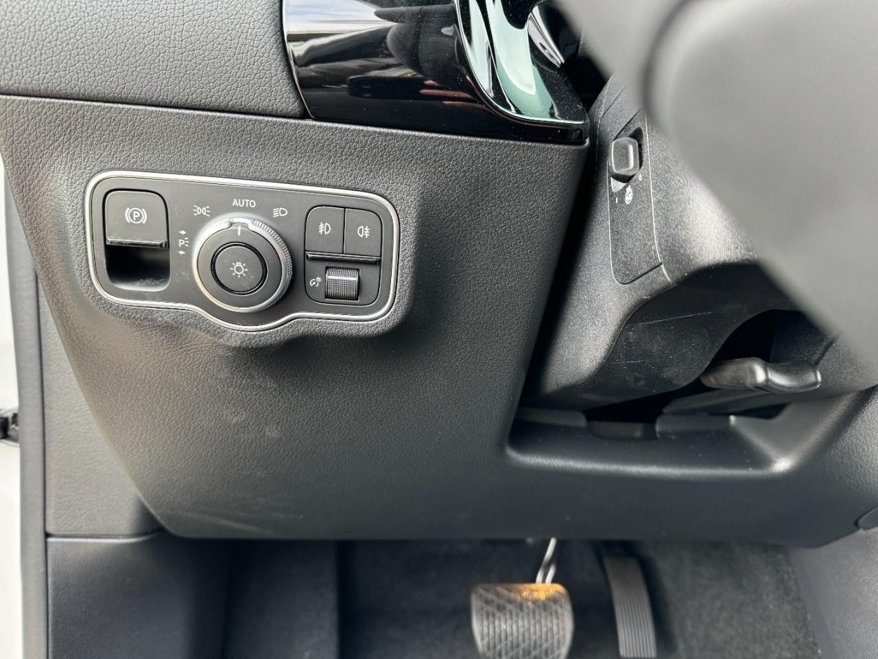 Mercedes-Benz GLA Vehicle Full-screen Gallery Image 27