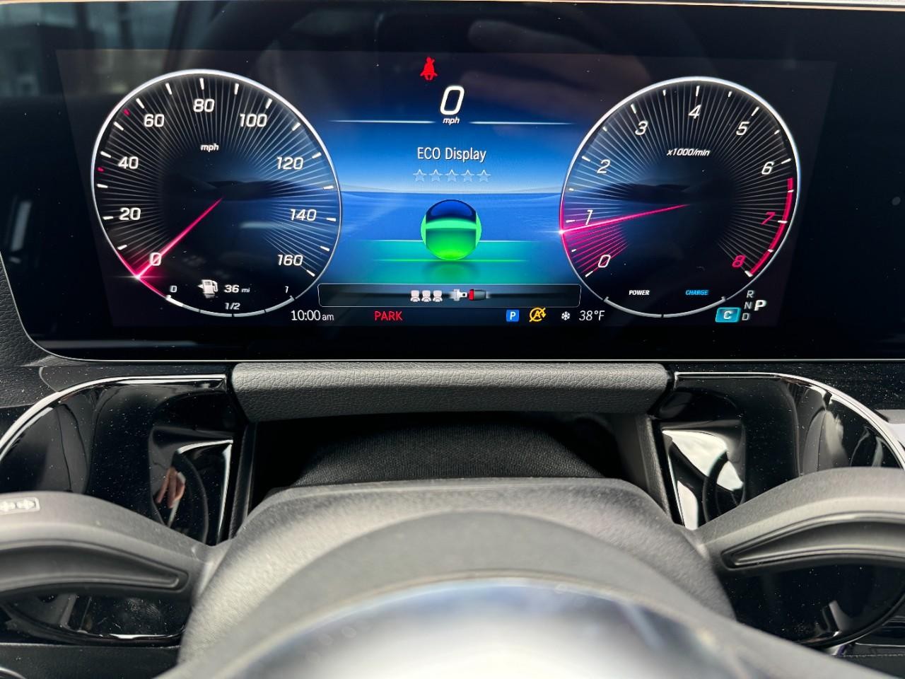 Mercedes-Benz GLA Vehicle Full-screen Gallery Image 28