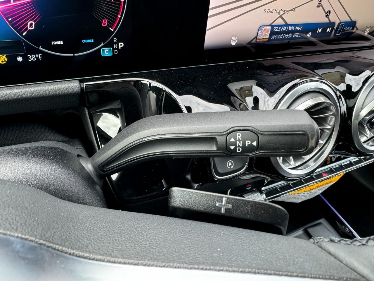 Mercedes-Benz GLA Vehicle Full-screen Gallery Image 29