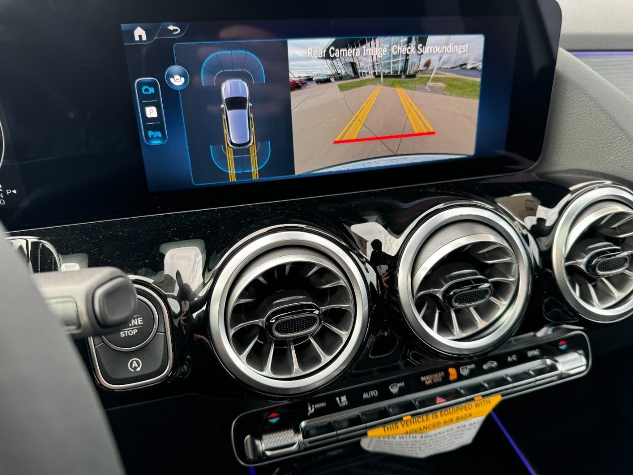 Mercedes-Benz GLA Vehicle Full-screen Gallery Image 30