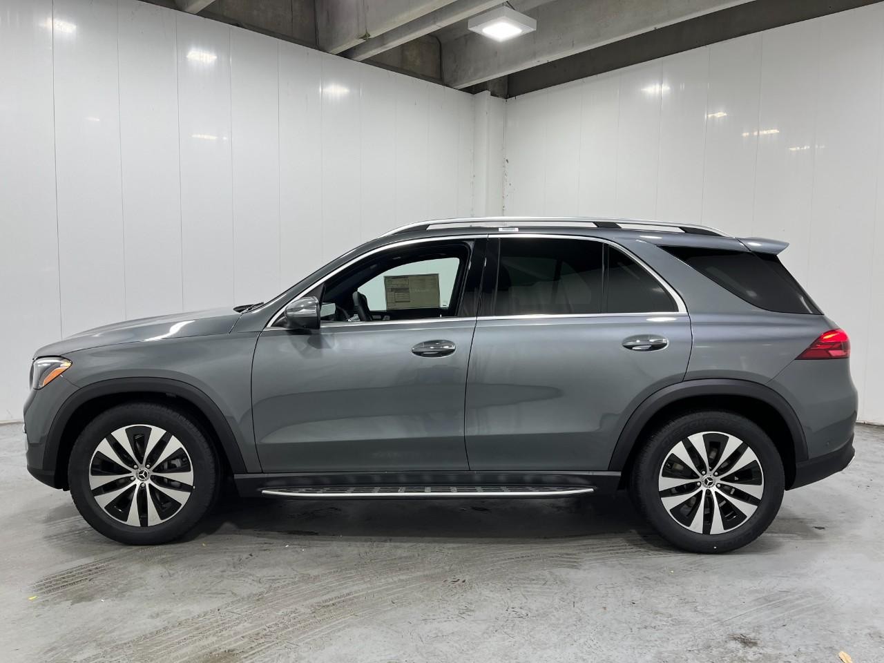 Mercedes-Benz GLE Vehicle Full-screen Gallery Image 2