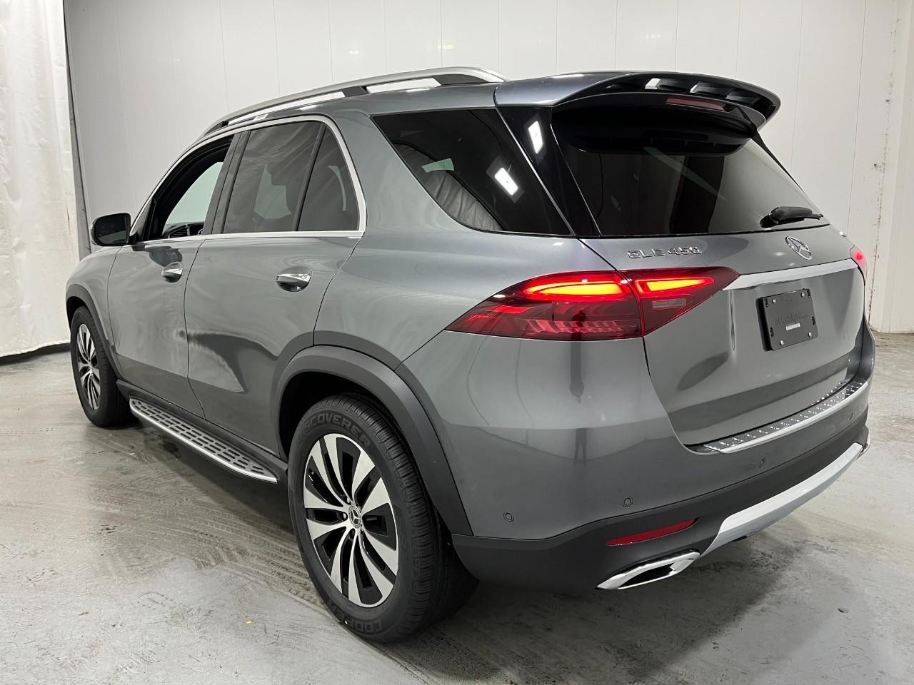 Mercedes-Benz GLE Vehicle Full-screen Gallery Image 3