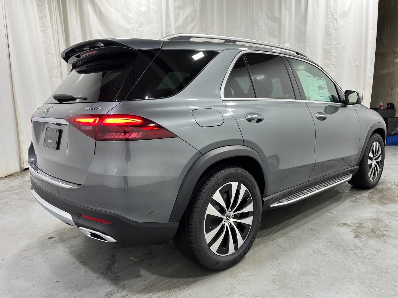 Mercedes-Benz GLE Vehicle Full-screen Gallery Image 4