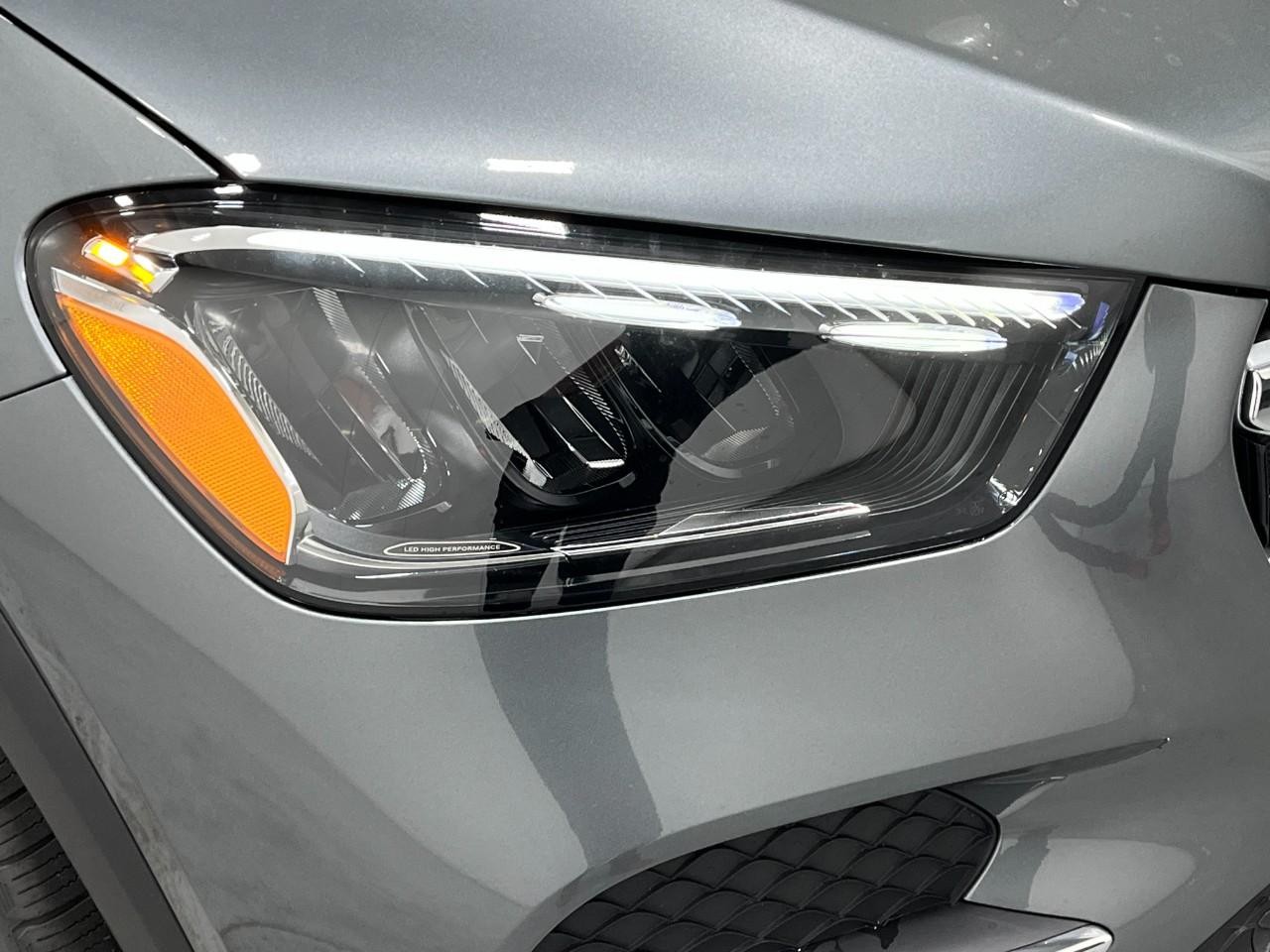 Mercedes-Benz GLE Vehicle Full-screen Gallery Image 8