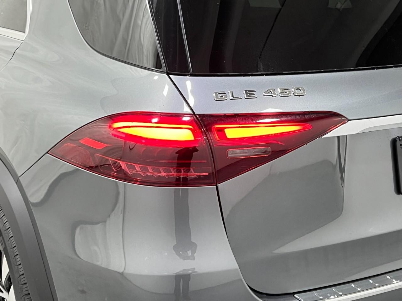 Mercedes-Benz GLE Vehicle Full-screen Gallery Image 11