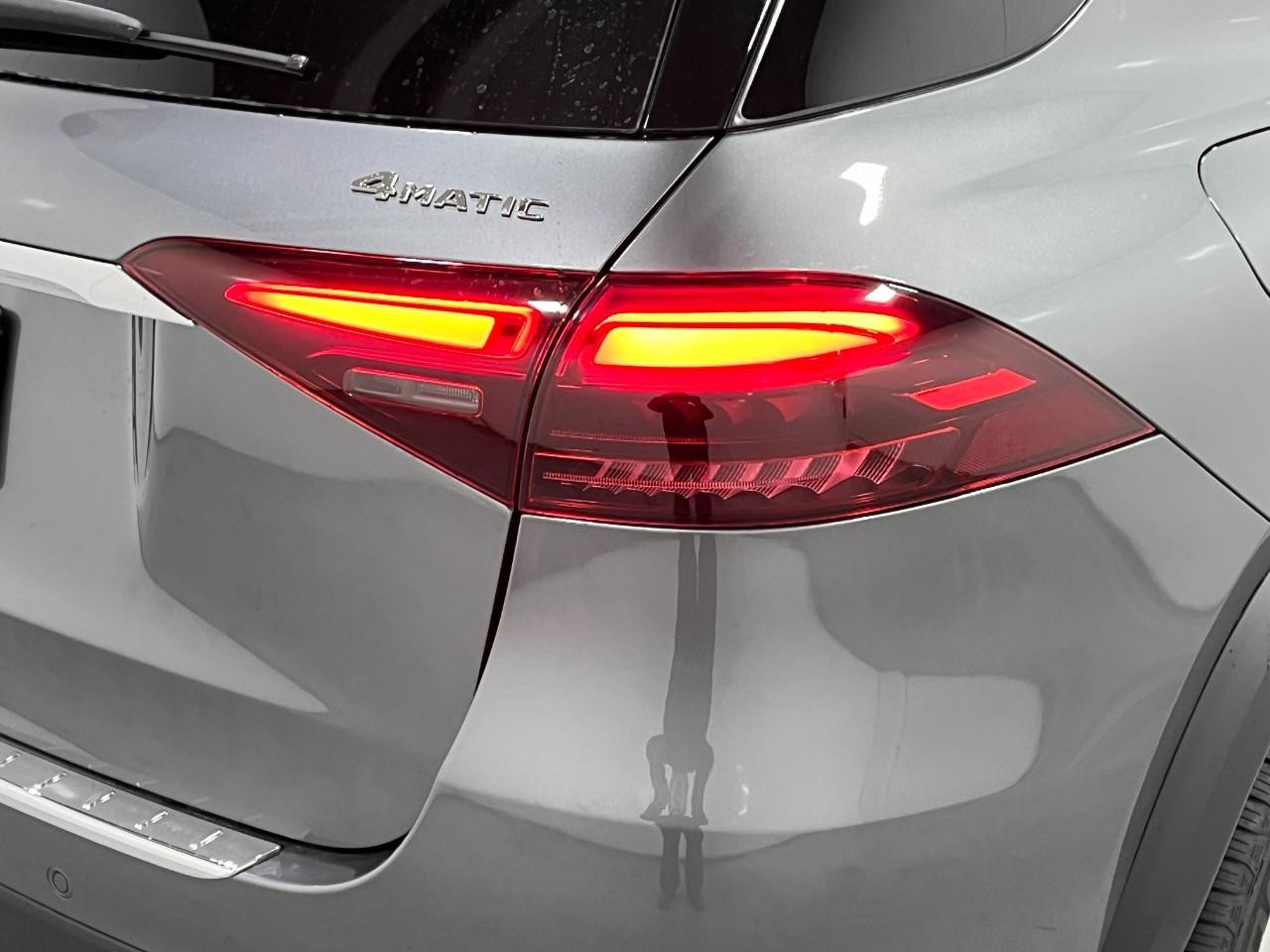 Mercedes-Benz GLE Vehicle Full-screen Gallery Image 12