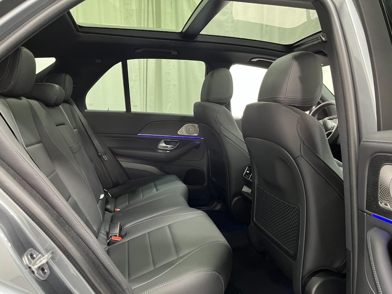 Mercedes-Benz GLE Vehicle Full-screen Gallery Image 13