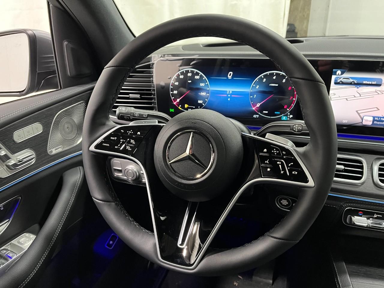 Mercedes-Benz GLE Vehicle Full-screen Gallery Image 15