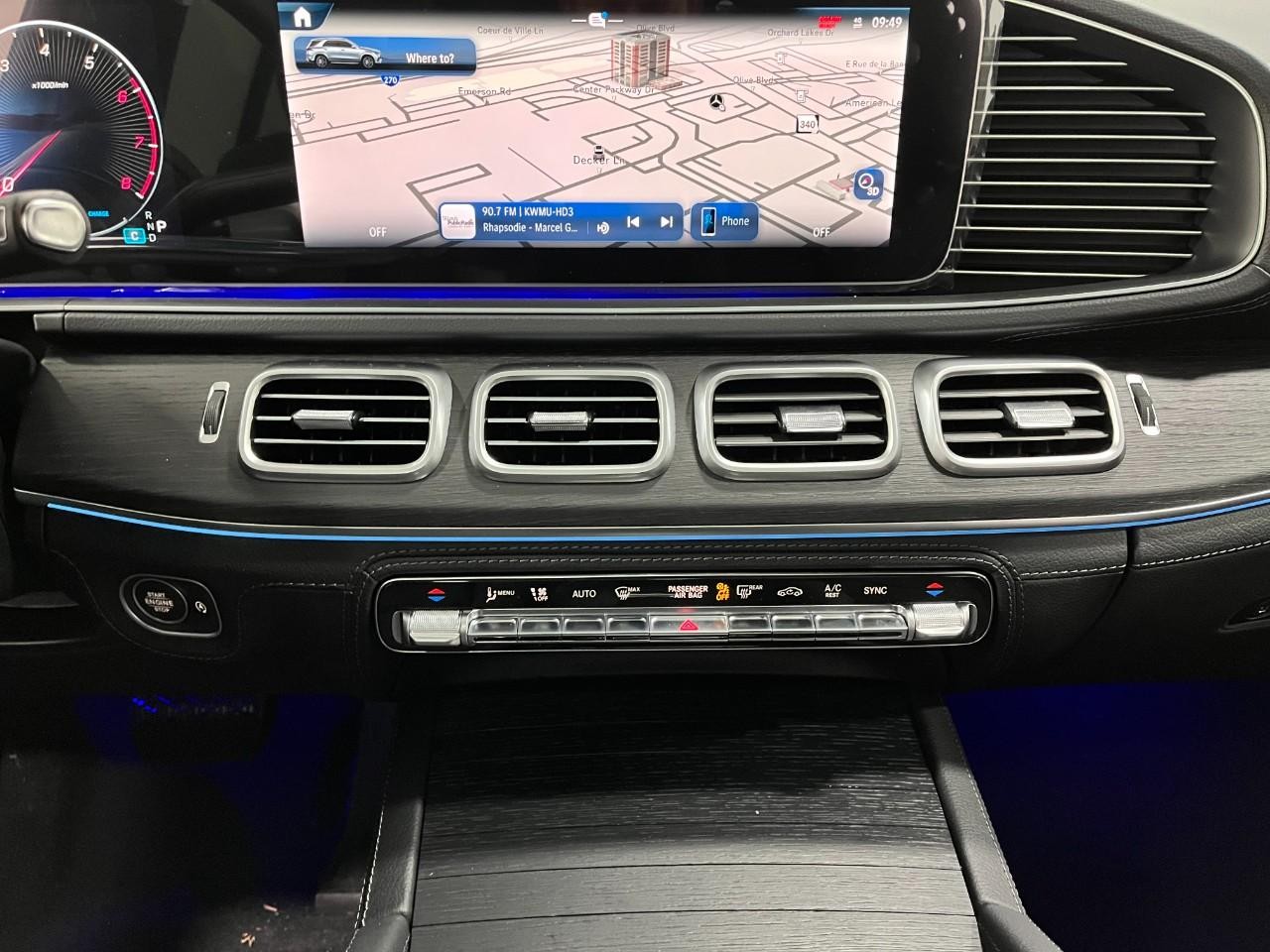 Mercedes-Benz GLE Vehicle Full-screen Gallery Image 16