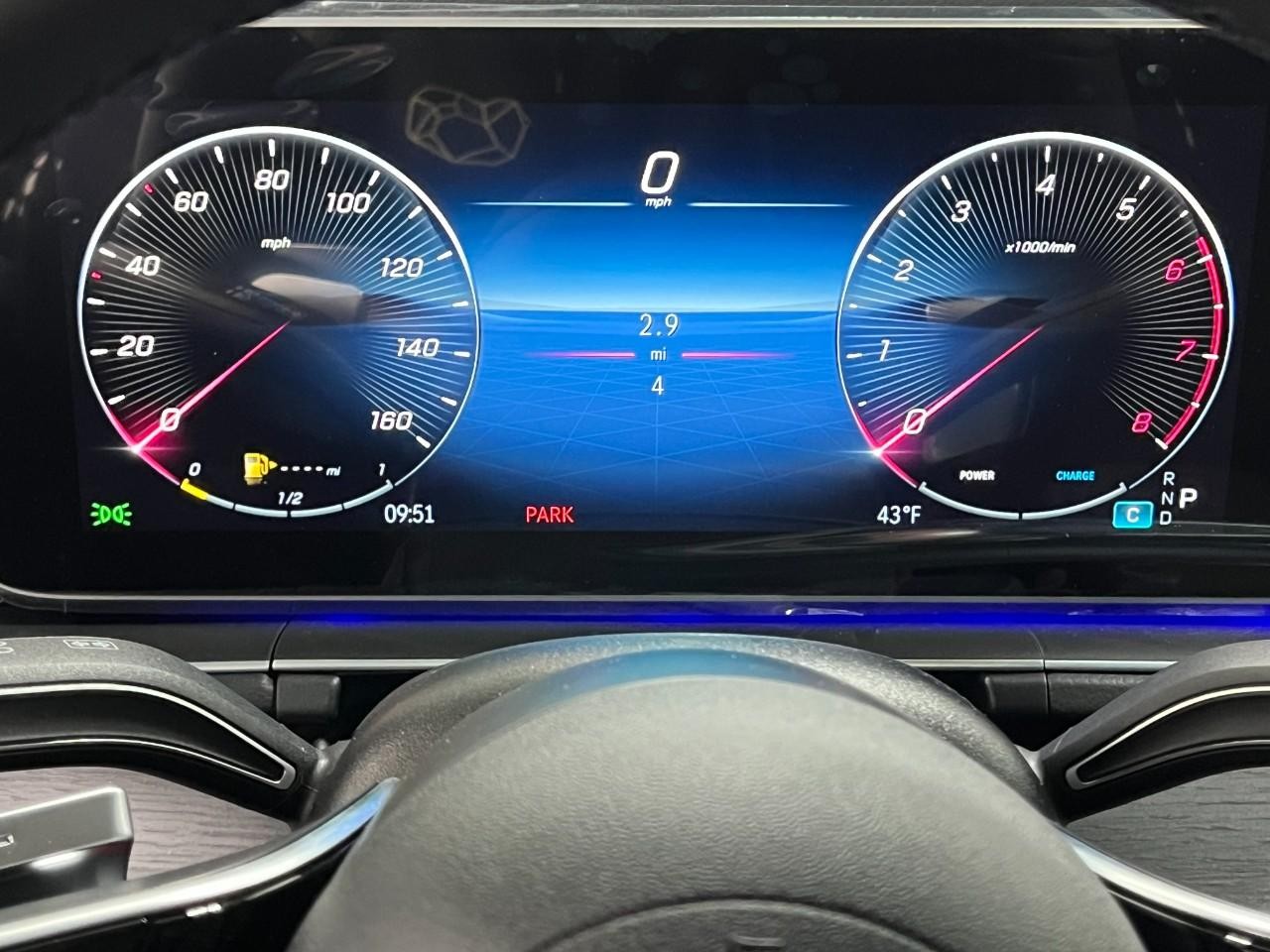 Mercedes-Benz GLE Vehicle Full-screen Gallery Image 23