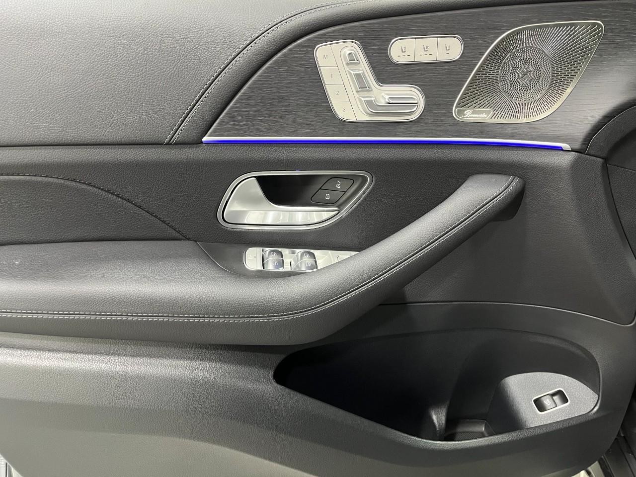 Mercedes-Benz GLE Vehicle Full-screen Gallery Image 28