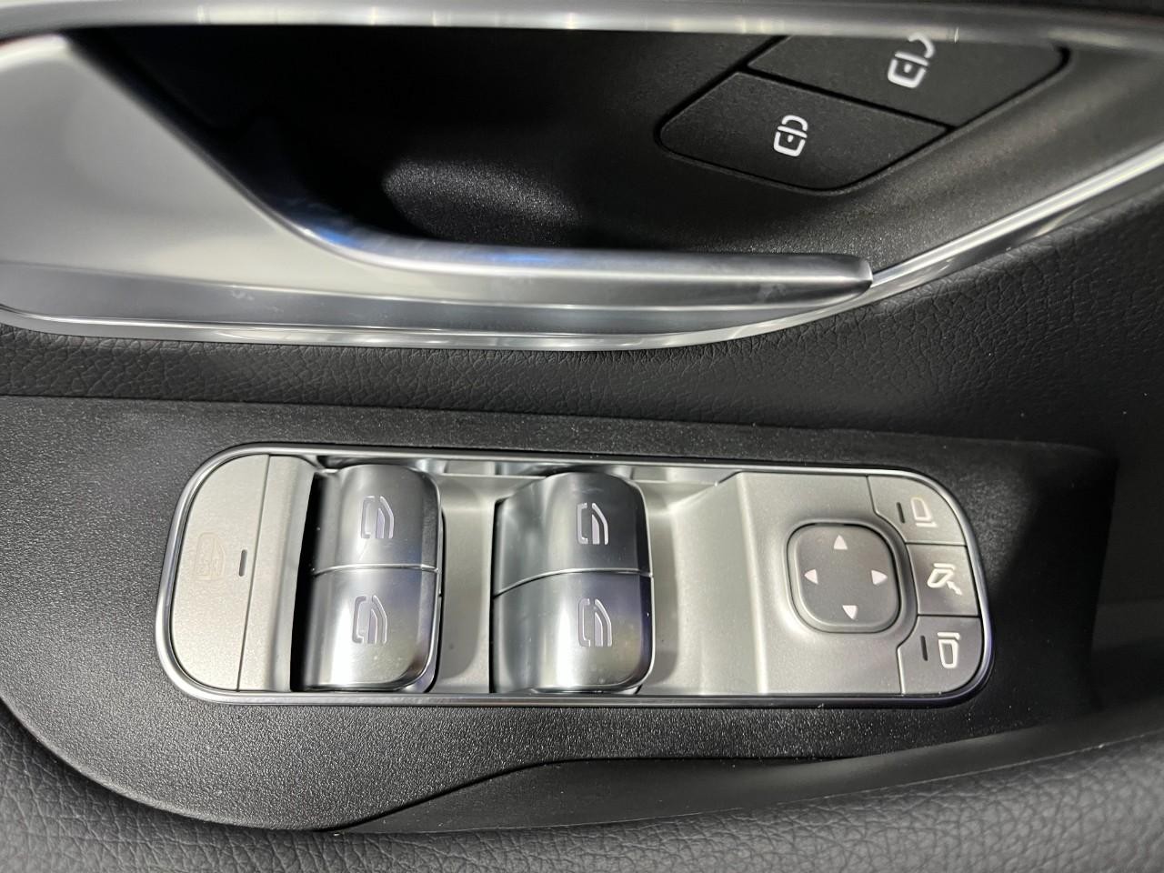 Mercedes-Benz GLE Vehicle Full-screen Gallery Image 31