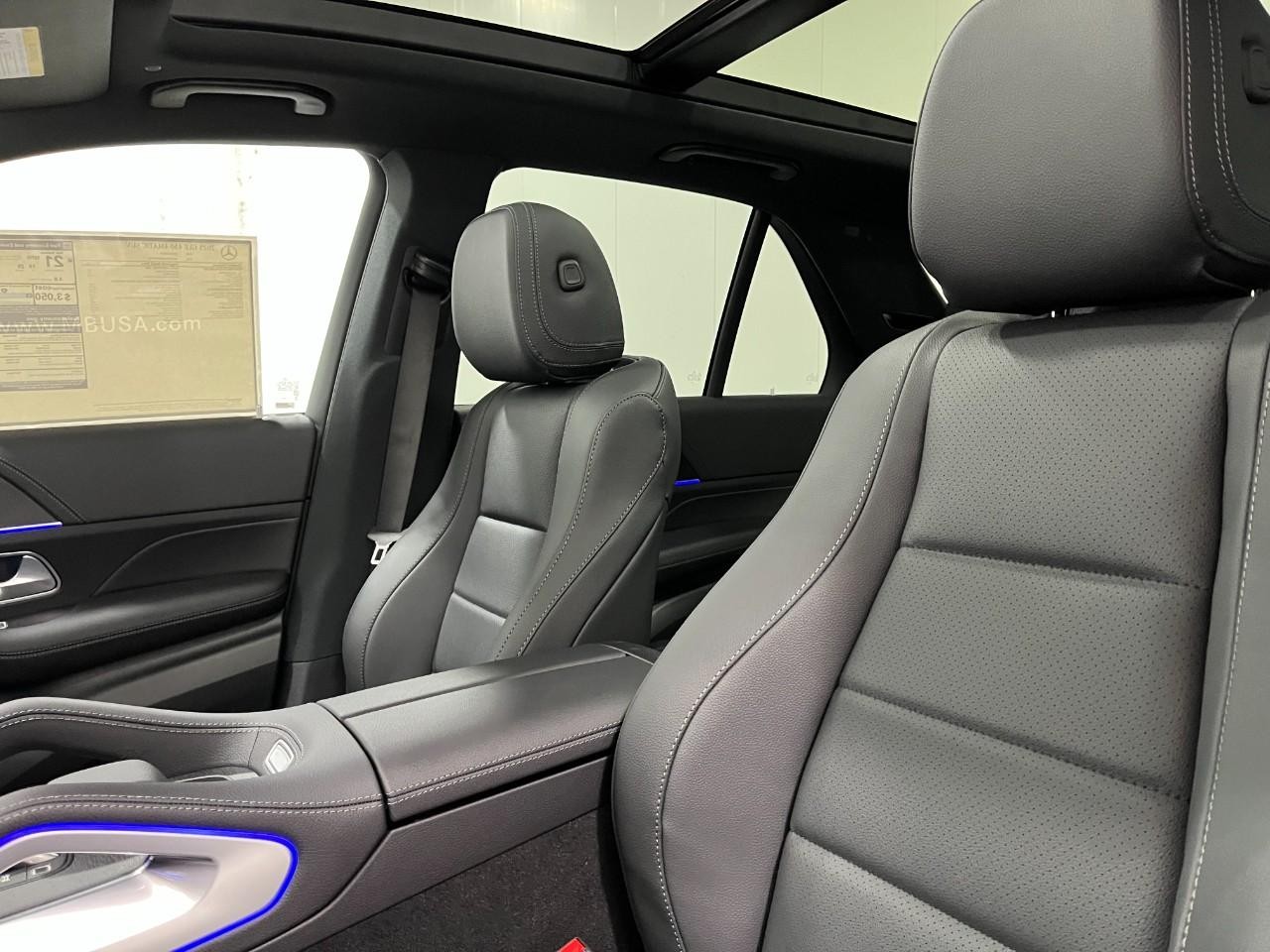 Mercedes-Benz GLE Vehicle Full-screen Gallery Image 32