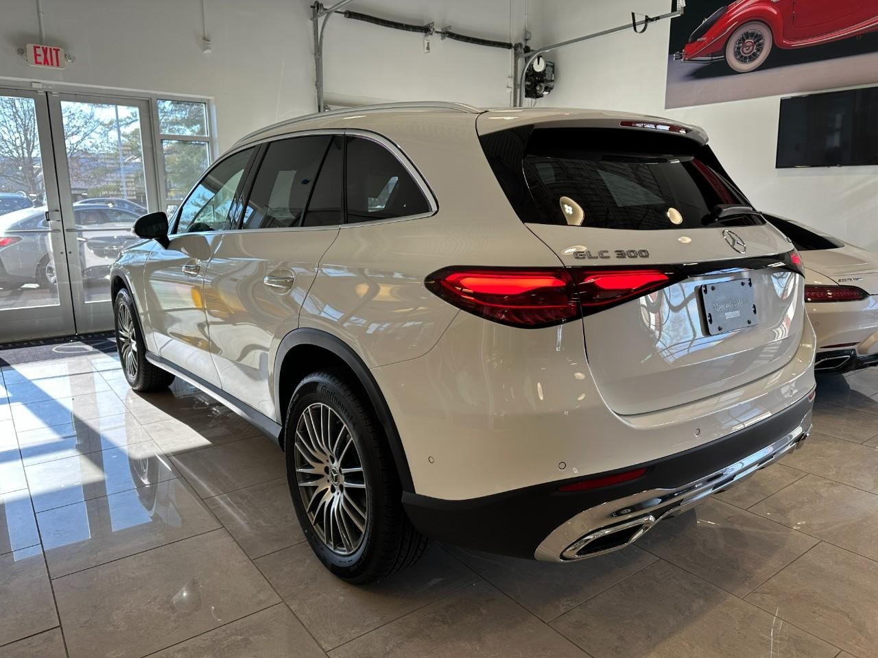 Mercedes-Benz GLC Vehicle Full-screen Gallery Image 2