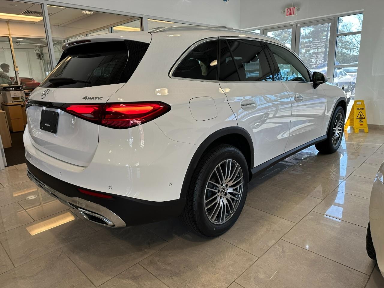 Mercedes-Benz GLC Vehicle Full-screen Gallery Image 3