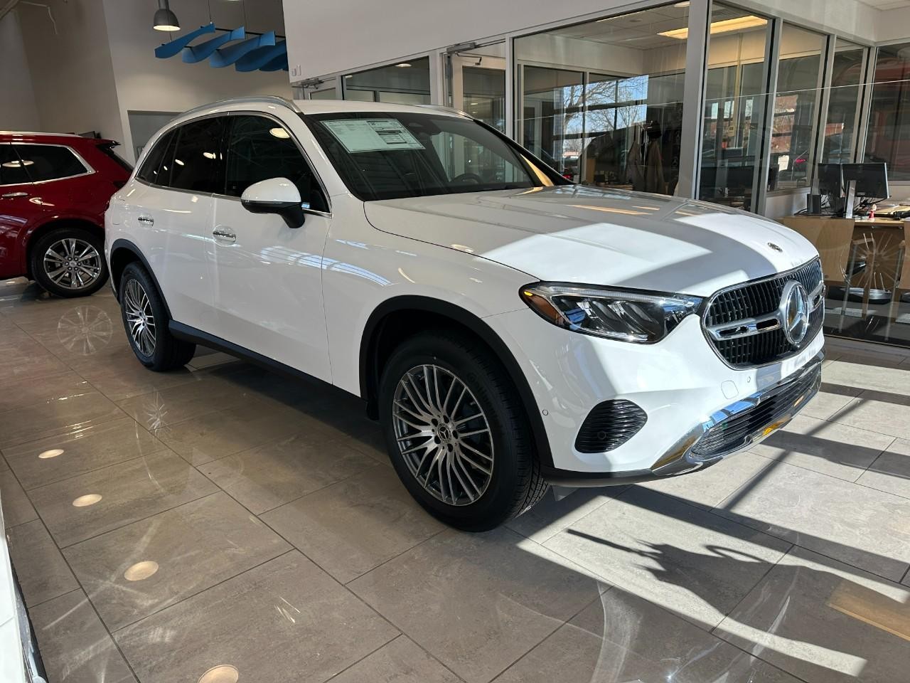 Mercedes-Benz GLC Vehicle Full-screen Gallery Image 4