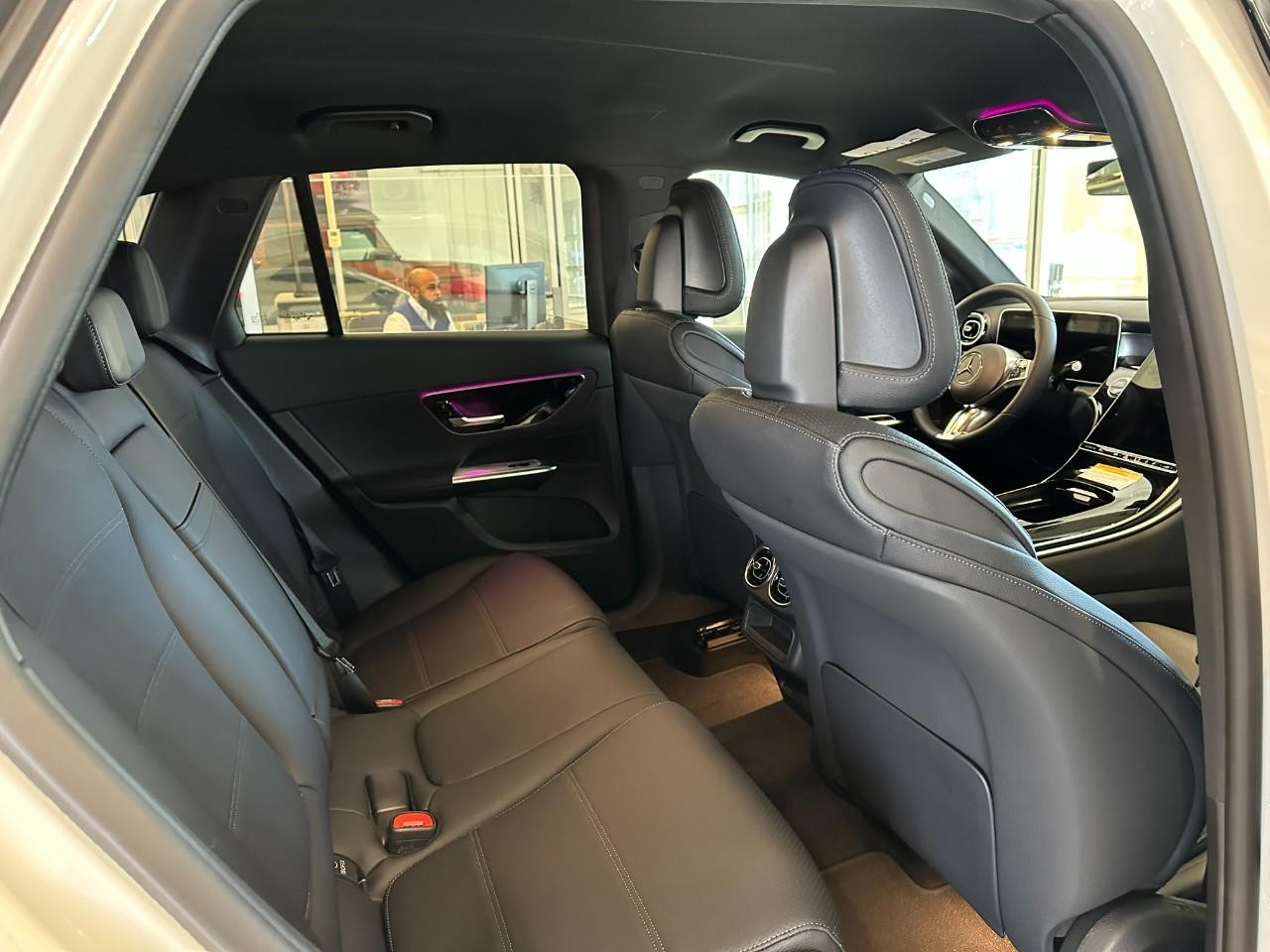 Mercedes-Benz GLC Vehicle Full-screen Gallery Image 7