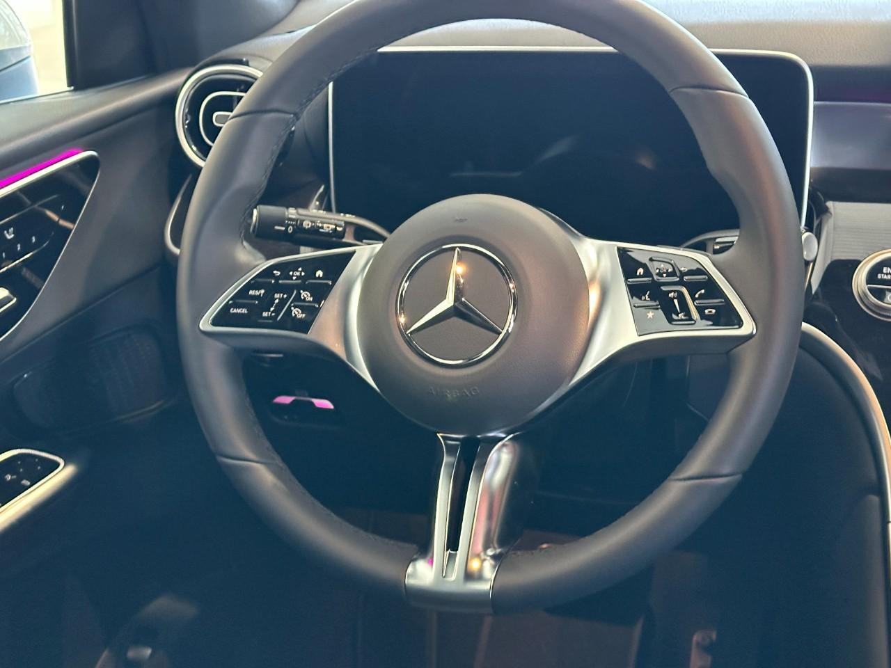 Mercedes-Benz GLC Vehicle Full-screen Gallery Image 9