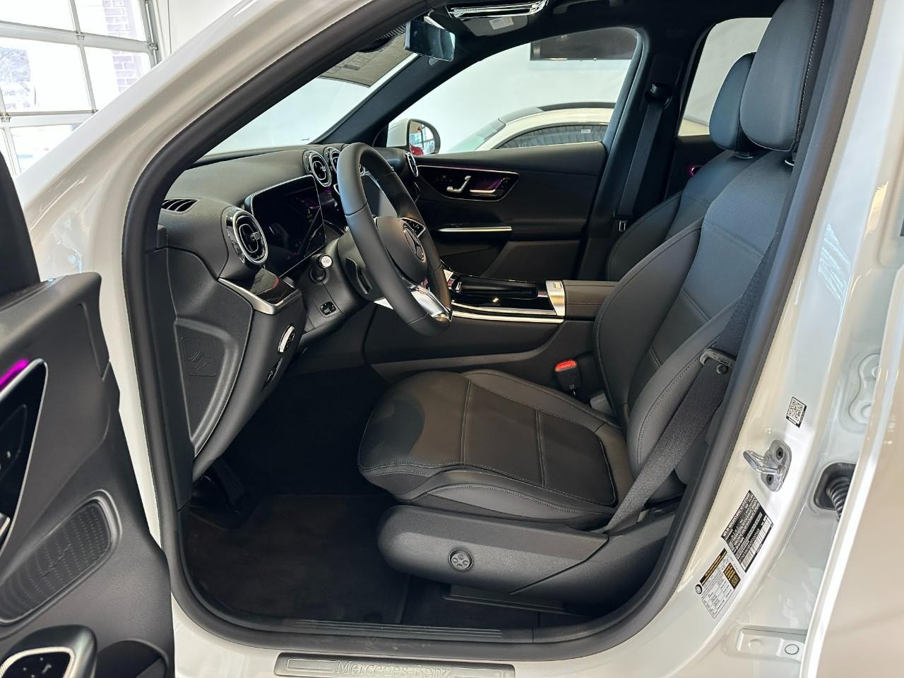 Mercedes-Benz GLC Vehicle Full-screen Gallery Image 14