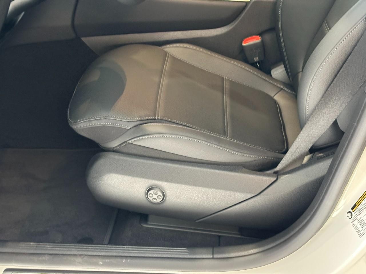 Mercedes-Benz GLC Vehicle Full-screen Gallery Image 15