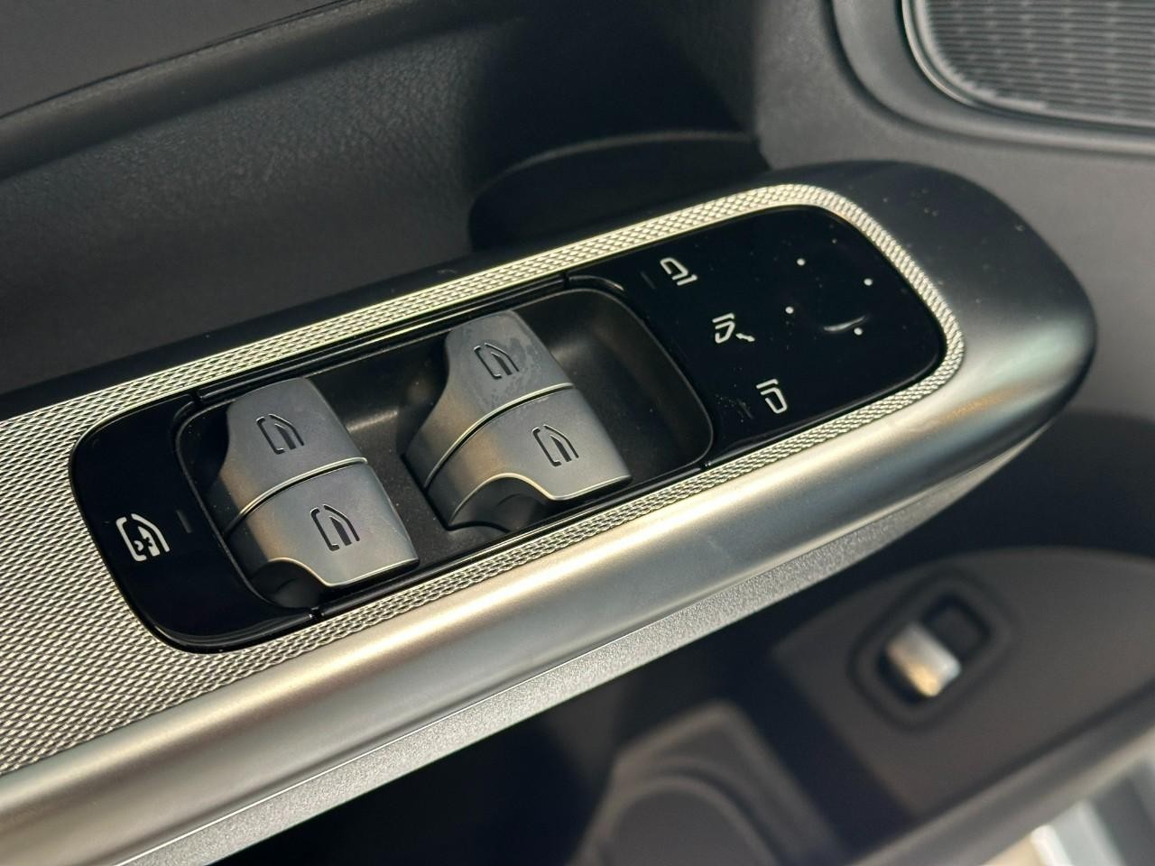 Mercedes-Benz GLC Vehicle Full-screen Gallery Image 16