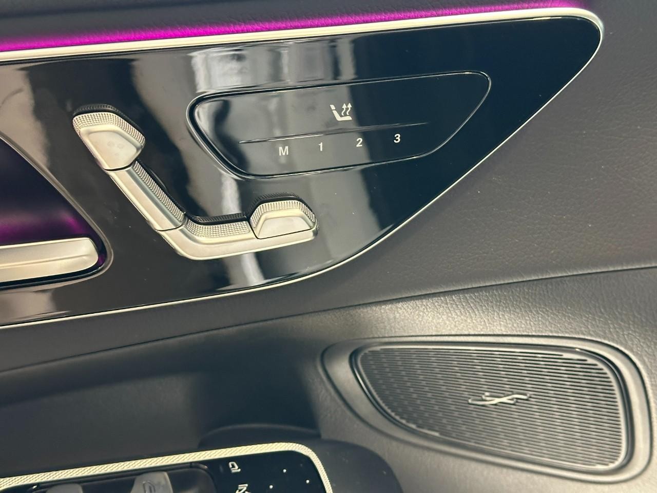 Mercedes-Benz GLC Vehicle Full-screen Gallery Image 17