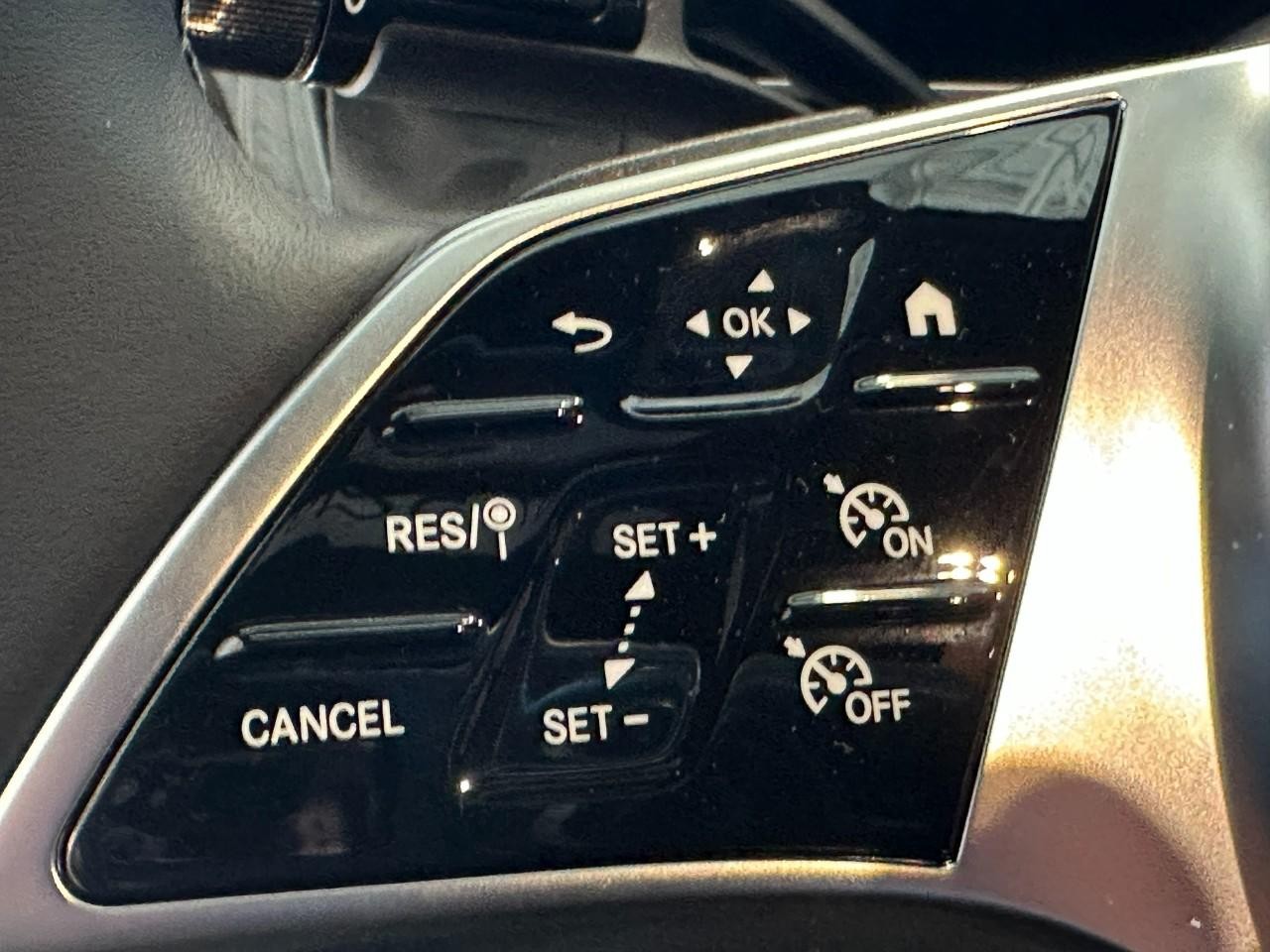 Mercedes-Benz GLC Vehicle Full-screen Gallery Image 18