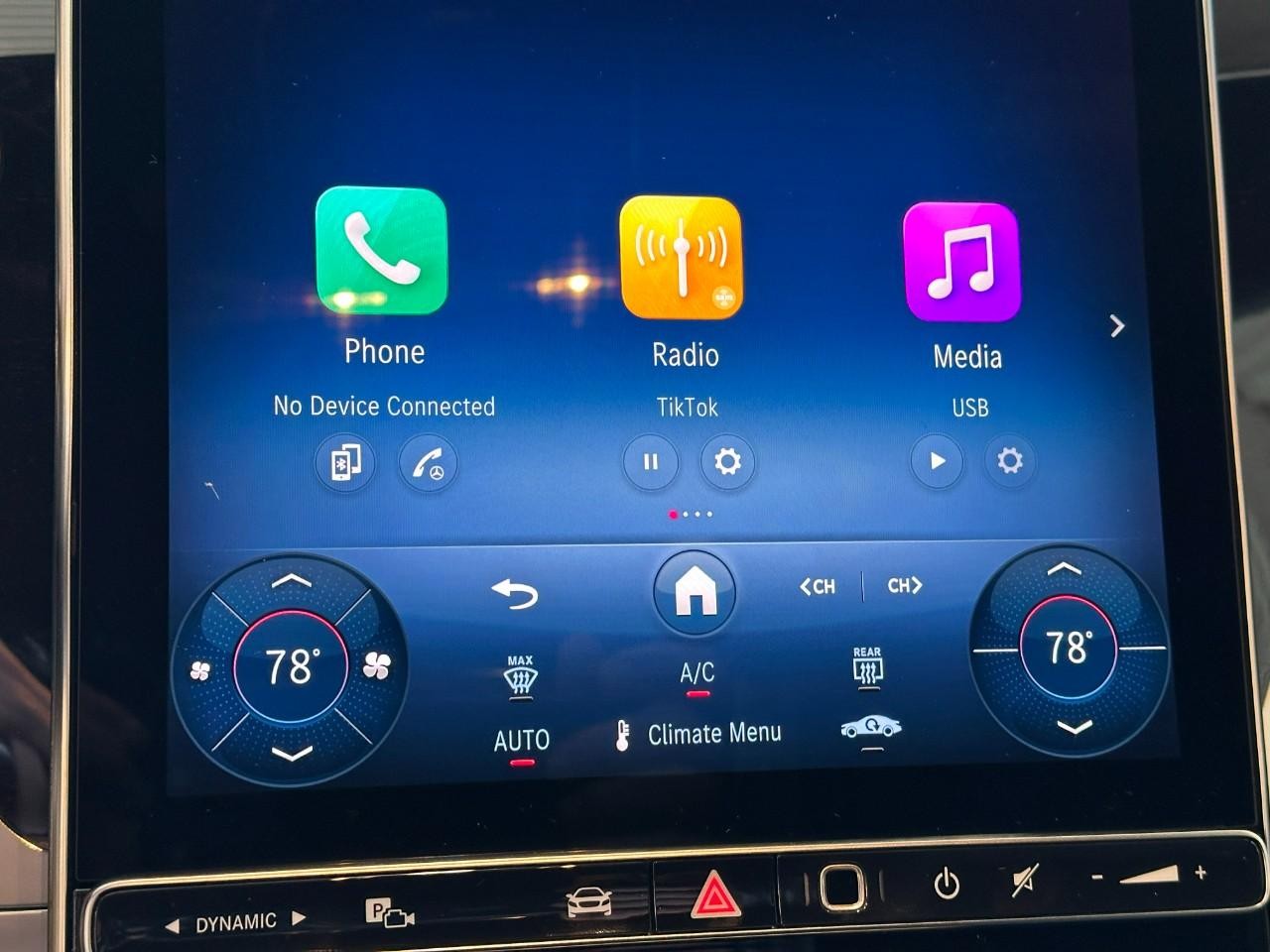 Mercedes-Benz GLC Vehicle Full-screen Gallery Image 22