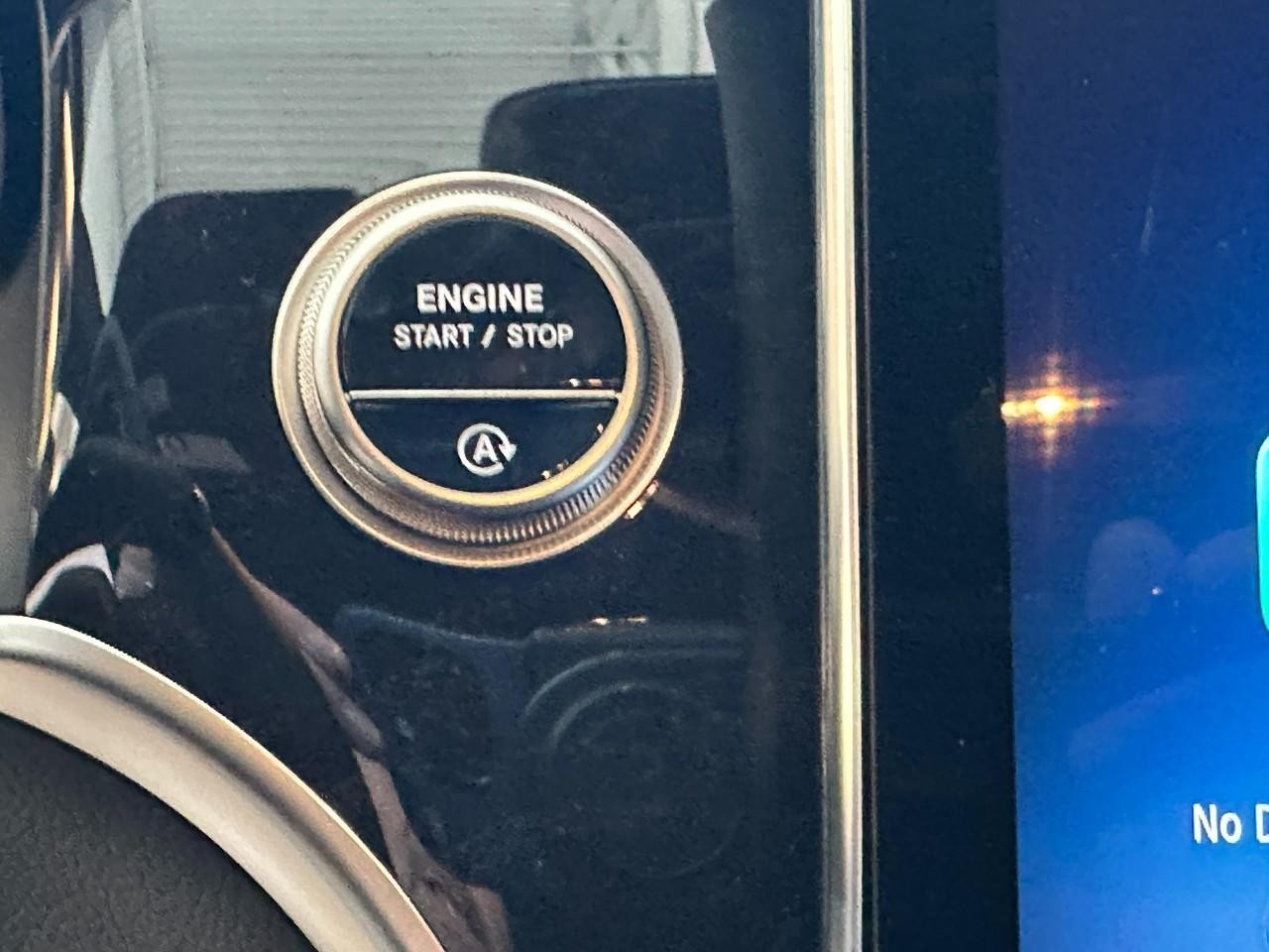 Mercedes-Benz GLC Vehicle Full-screen Gallery Image 23