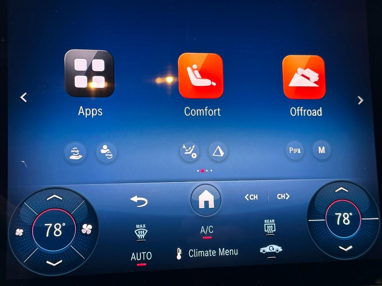 Mercedes-Benz GLC Vehicle Full-screen Gallery Image 26