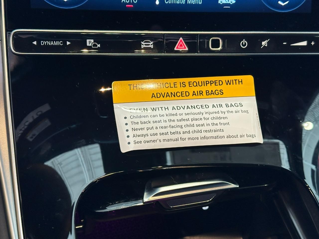 Mercedes-Benz GLC Vehicle Full-screen Gallery Image 27