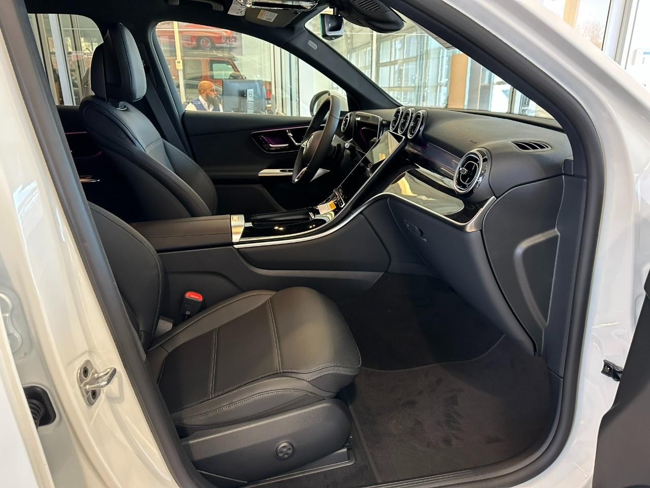 Mercedes-Benz GLC Vehicle Full-screen Gallery Image 28