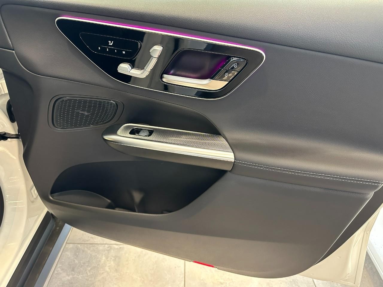 Mercedes-Benz GLC Vehicle Full-screen Gallery Image 29