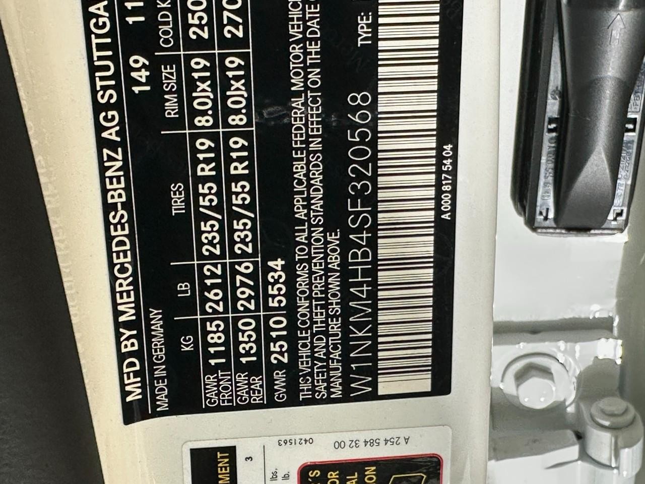 Mercedes-Benz GLC Vehicle Full-screen Gallery Image 32