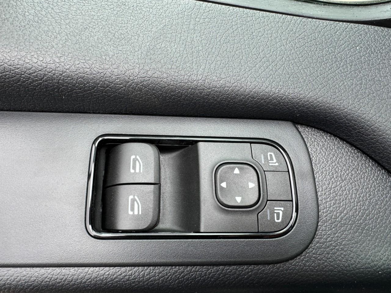 Mercedes-Benz Sprinter Cargo Van Vehicle Full-screen Gallery Image 18