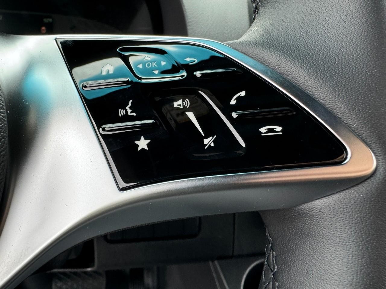 Mercedes-Benz Sprinter Cargo Van Vehicle Full-screen Gallery Image 25