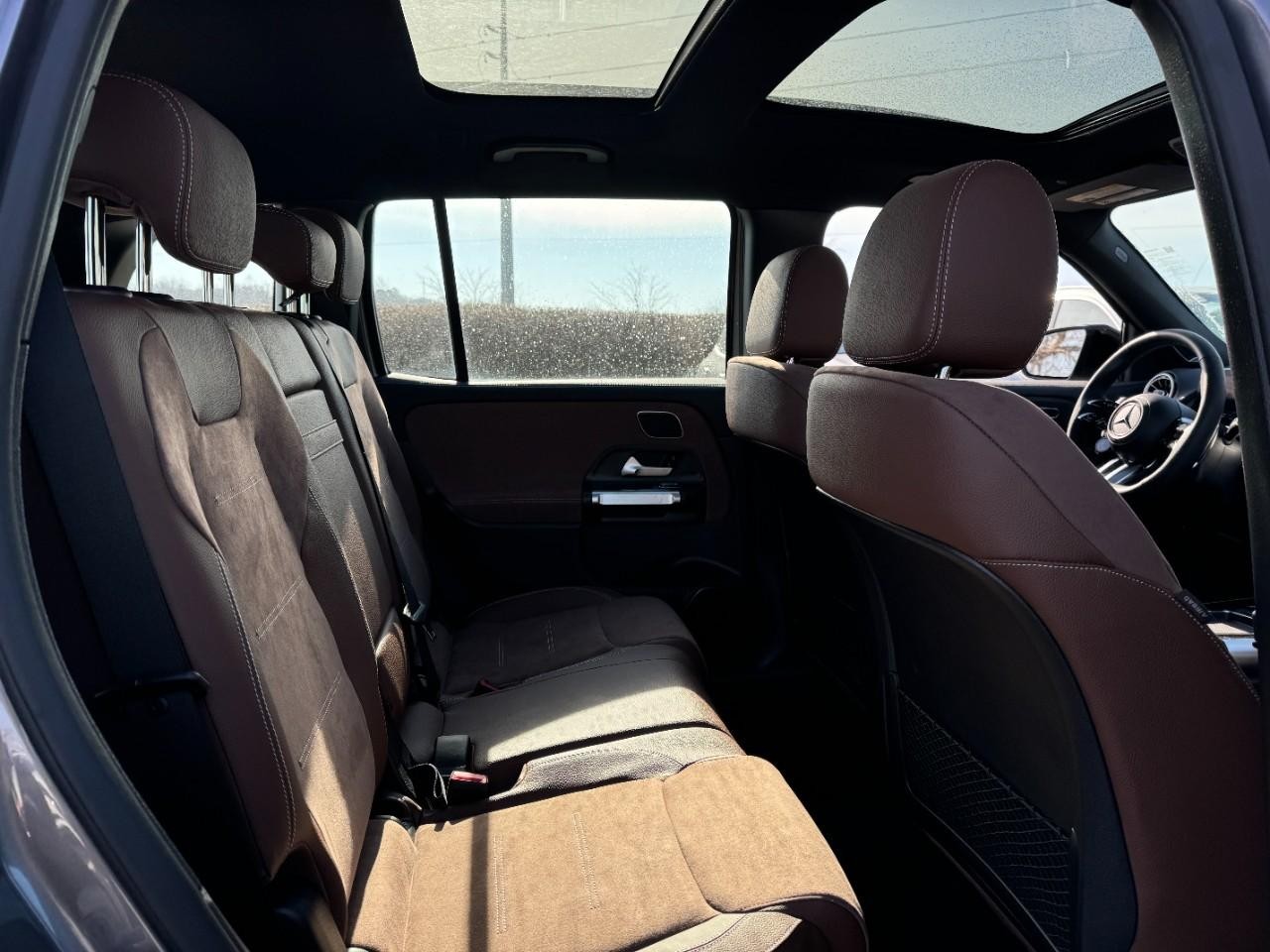 Mercedes-Benz GLB Vehicle Full-screen Gallery Image 9