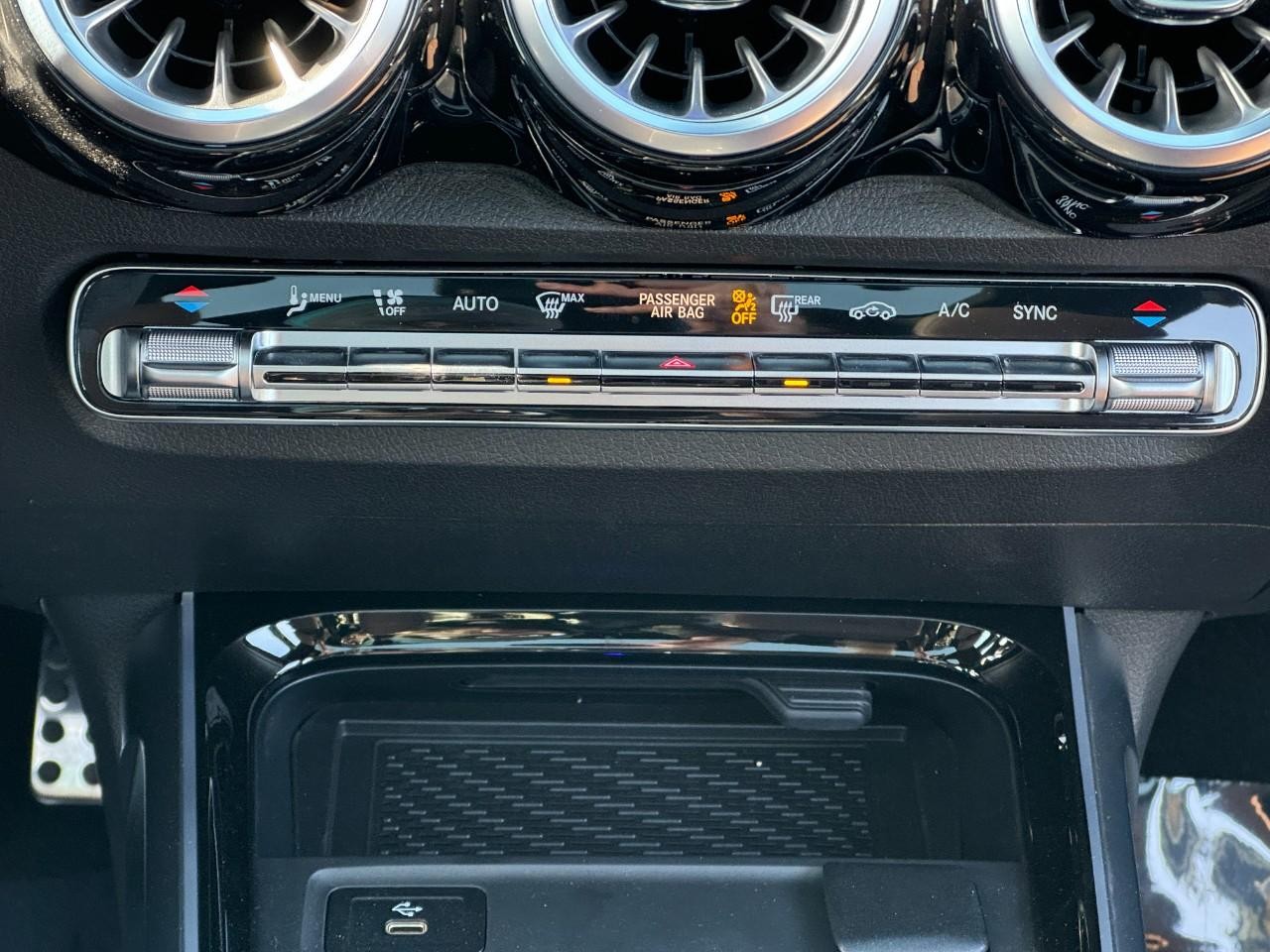 Mercedes-Benz GLB Vehicle Full-screen Gallery Image 19