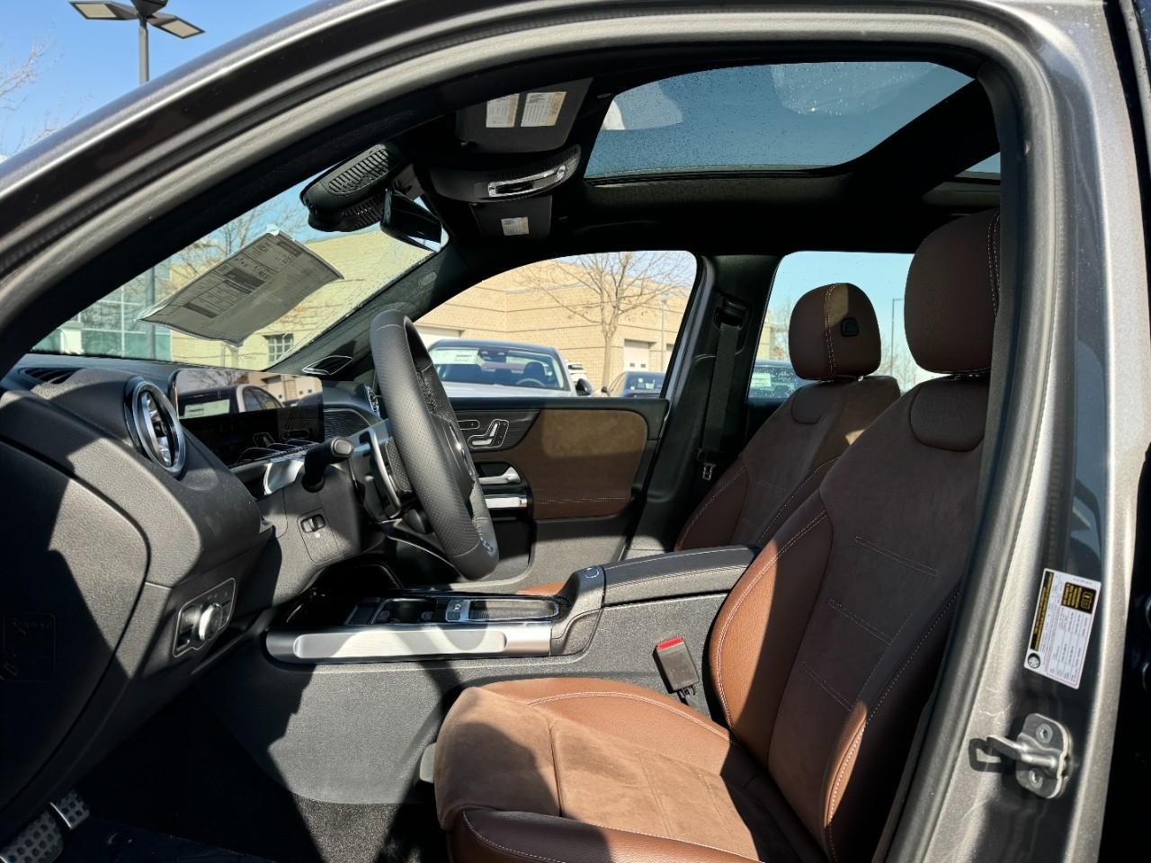 Mercedes-Benz GLB Vehicle Full-screen Gallery Image 25