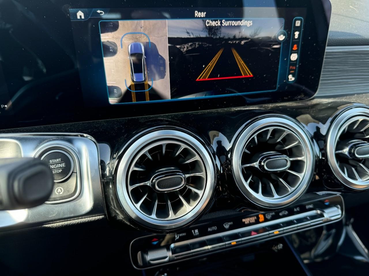 Mercedes-Benz GLB Vehicle Full-screen Gallery Image 32