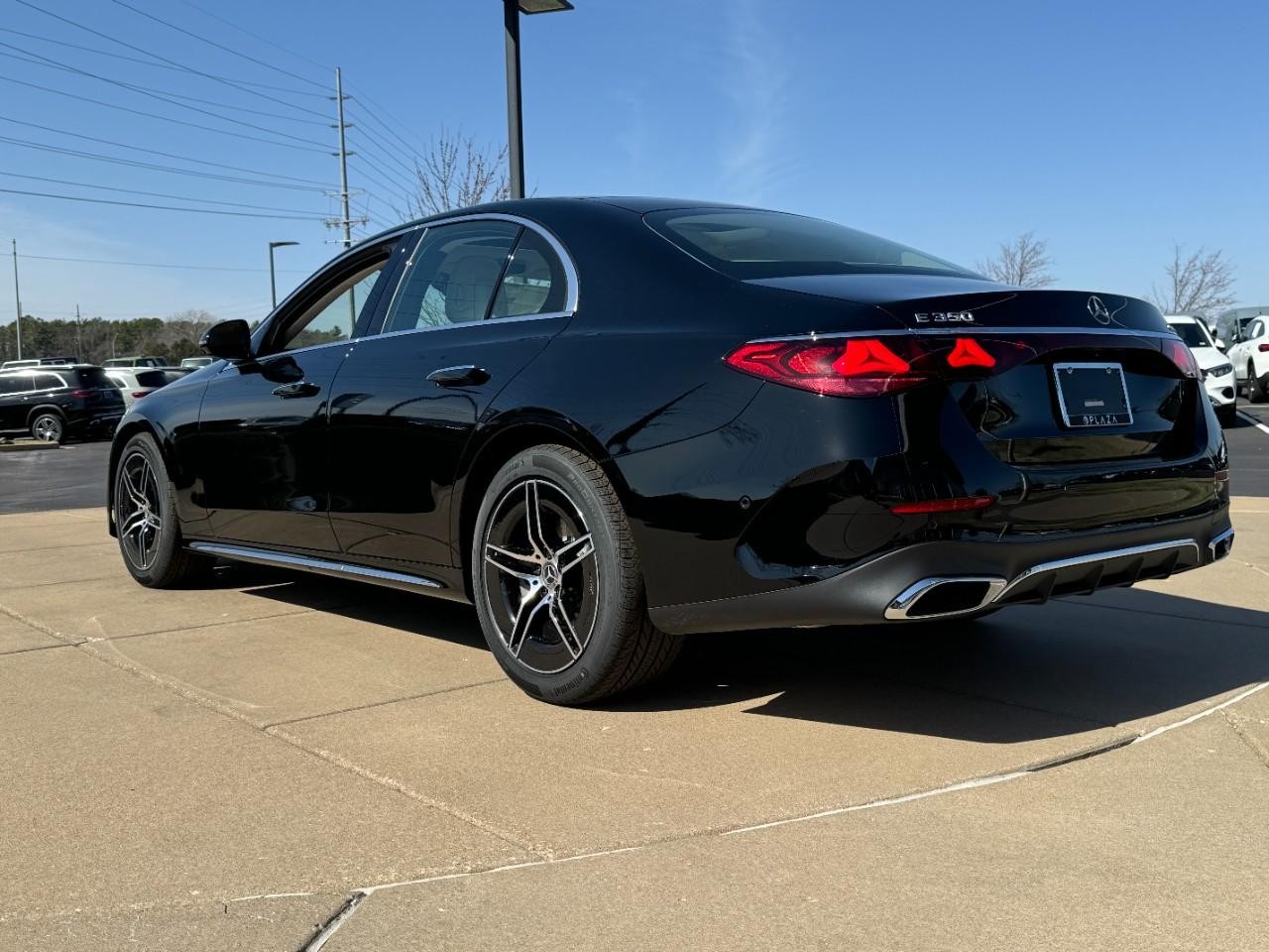 Mercedes-Benz E-Class Vehicle Full-screen Gallery Image 3