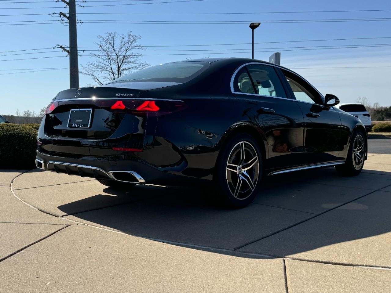 Mercedes-Benz E-Class Vehicle Full-screen Gallery Image 4